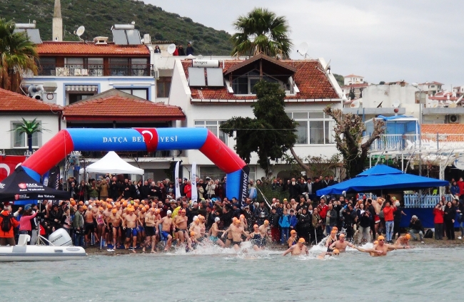 Kış ortasında 500 kişi Datça'da yüzdü